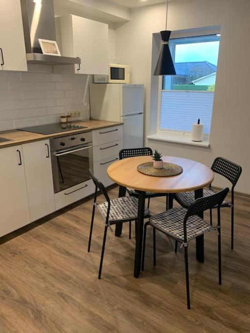 Cozy Apartment In Karmėlava Exterior foto