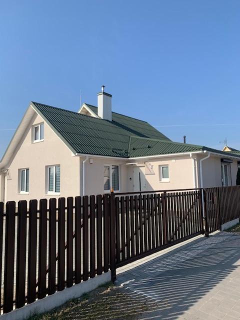 Cozy Apartment In Karmėlava Exterior foto